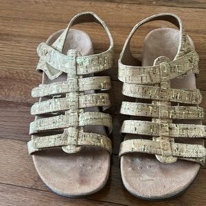 Vionic sandal - size 7 - adjustable straps - cork and gold